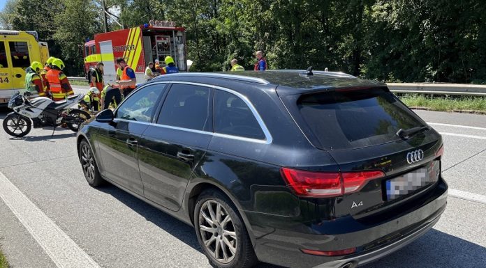 Kollision zwischen Motorrad und Auto: Fahrer verletzt