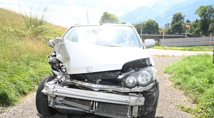 Fahrunfähig und ohne Führerschein nach Unfall weggefahren