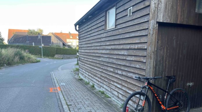 Lüchingen: Mit Velo in Hauswand geprallt