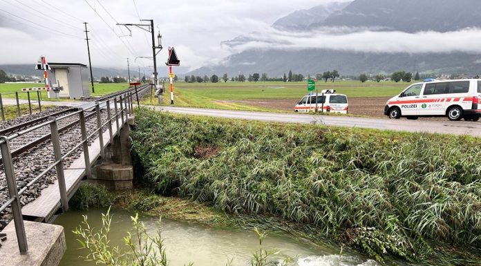 Auto landet im Bach – Fahrer Glück gehabt!
