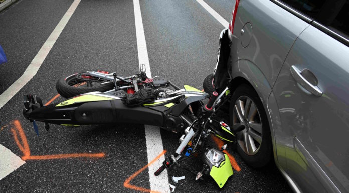 Töff prallt in stehendes Auto-Fahrerin verletzt