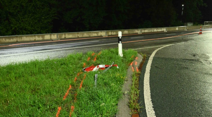 Selbstunfall: gegen Tafel geprallt und weitergefahren
