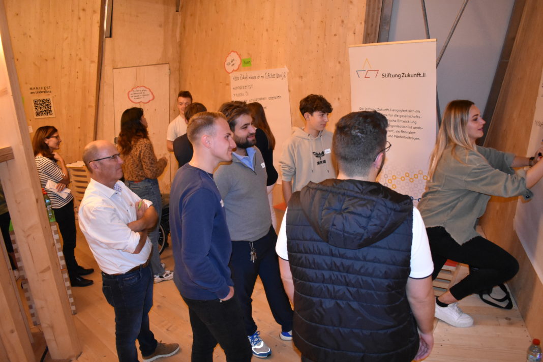 15 junge Leute diskutieren Zukunft mit zukunft.li im Turm Schaan, 27.9.2023