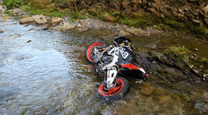 Mit Motorrad in Bachbett gelandet – unbestimmt verletzt
