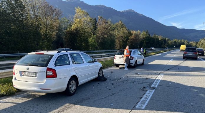 Hoher Sachschaden nach drei Auffahrkollisionen
