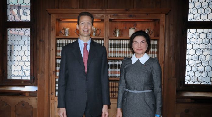 8 Botschafterinnen und Botschafter akkreditiert