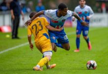 Archivbild: Derby USV-FC Balzers 2:2- Forrer (FCB, links) gegen Santos de Oliveirara (USV). Foto: Jürgen Posch