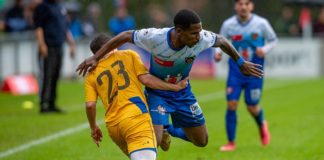 Archivbild: Derby USV-FC Balzers 2:2- Forrer (FCB, links) gegen Santos de Oliveirara (USV). Foto: Jürgen Posch