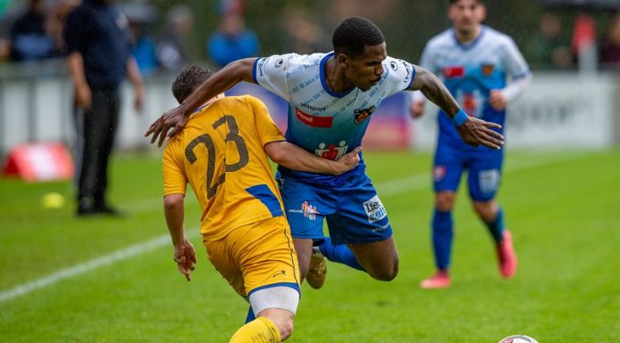 Archivbild: Derby USV-FC Balzers 2:2- Forrer (FCB, links) gegen Santos de Oliveirara (USV). Foto: Jürgen Posch