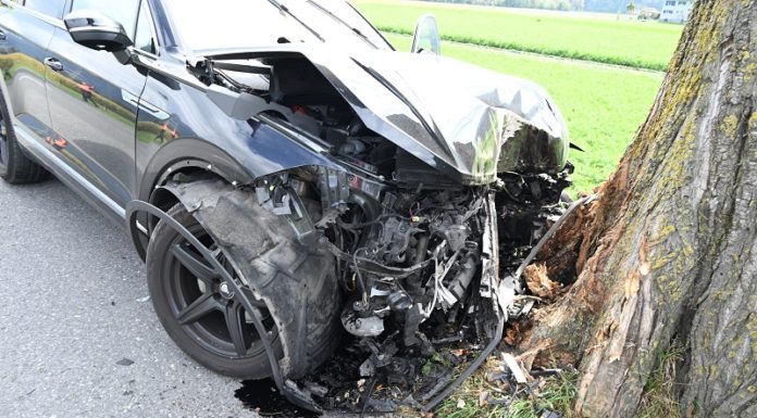 Mit Auto in Baum geprallt -schwere Verletzung!