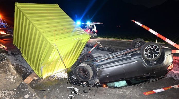 Fahrunfähig verunfallt und in Baugrube gestürzt
