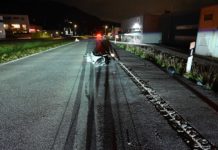 Verkehrsunfall zwischen Auto und Roller