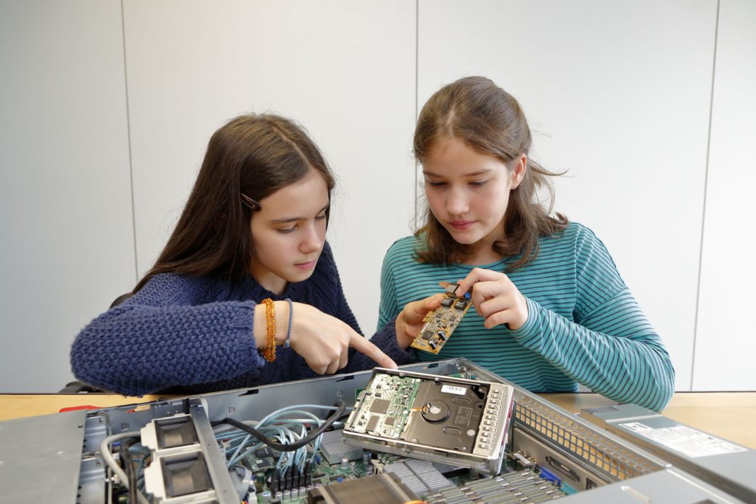 Foto 1 Informatikerin_Zukunftstag 2023