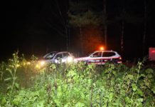 Foto mit FL Polizeiauto und Flüchtlingsauto.