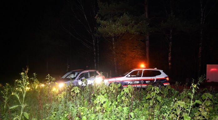 Unfall nach Flucht – Zeugenaufruf Foto mit FL Polizeiauto und Flüchtlingsauto.