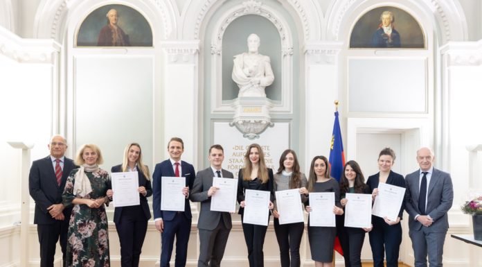 Feierliche Diplomübergabe