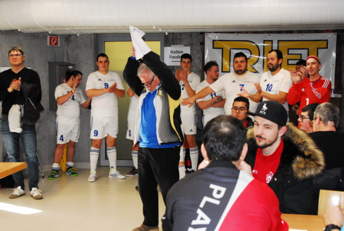 IG-Präsident Walter Hasler vor den siegreichen Team LIE