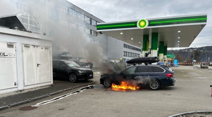 Auto gerät in Brand