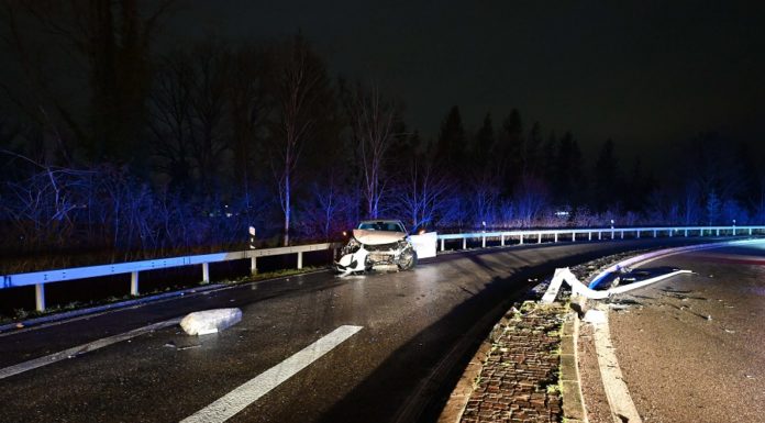 Alkoholisiert mit Auto in Kandelaber geprallt