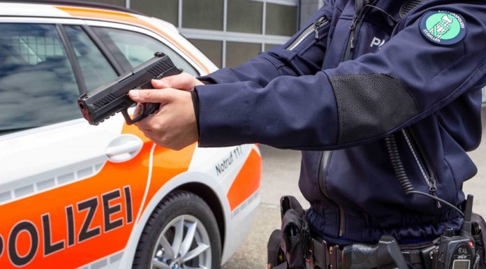 Bewaffneter Raub auf Tankstellen-Shop