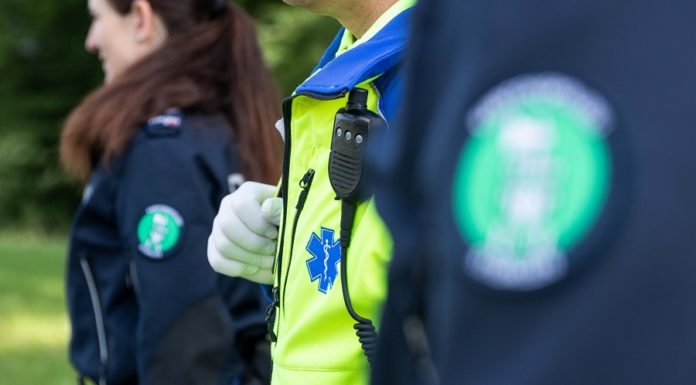 Zweijähriges Kind von Pferd getreten