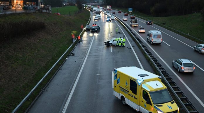 Kollision mit sechs beteiligten Fahrzeugen auf Autobahn