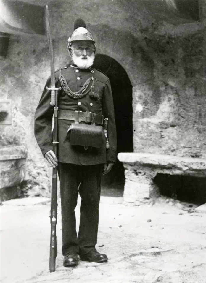 Andreas Kieber, 1844-1939, Veteran, war der letzte Soldat in FL im Schlosshof Vaduz