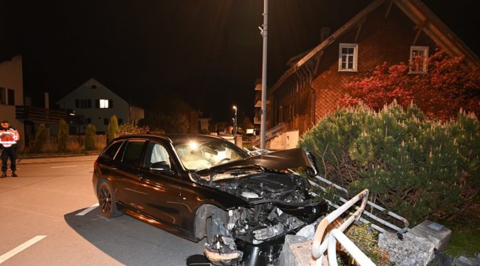 Auto prallt in Mauer – 24-Jähriger alkoholisiert