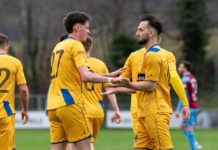 Freude beim FC Balzers nach dem 2:1-Sieg gegen Höngg. Archivbild: Mitte Torschütze Cavegn wird von Murati beglückwüscht.