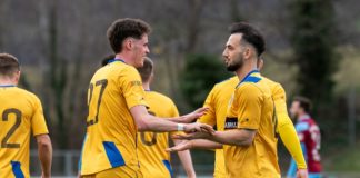 Freude beim FC Balzers nach dem 2:1-Sieg gegen Höngg. Archivbild: Mitte Torschütze Cavegn wird von Murati beglückwüscht.