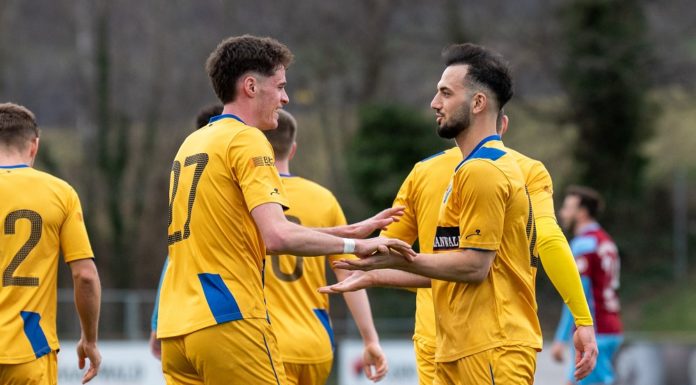 Freude beim FC Balzers nach dem 2:1-Sieg gegen Höngg. Archivbild: Mitte Torschütze Cavegn wird von Murati beglückwüscht.