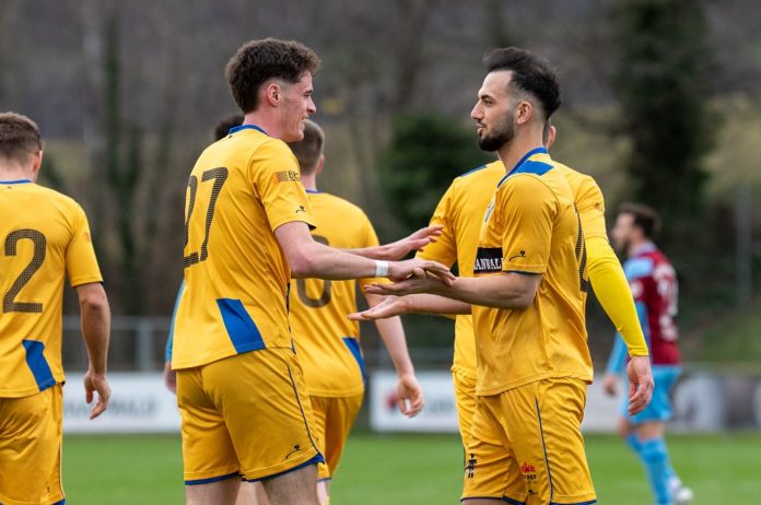 Freude beim FC Balzers nach dem 2:1-Sieg gegen Höngg. Archivbild: Mitte Torschütze Cavegn wird von Murati beglückwüscht.