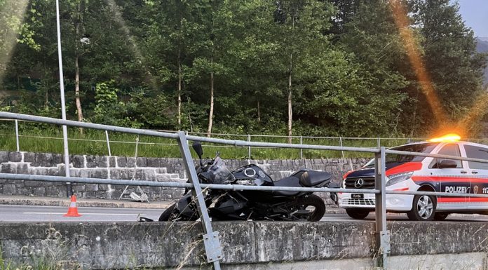 Mit Motorrad auf nasser Fahrbahn gestürzt