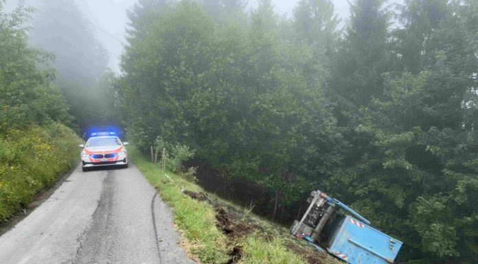 Wangs: Lastwagen kommt von der Strasse ab
