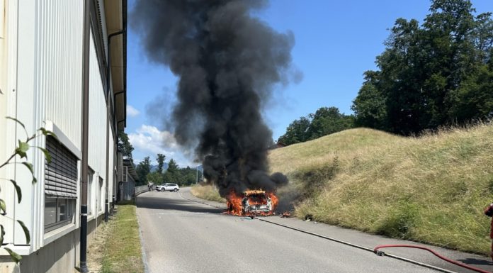 Ermenswil: Brand von Elektroauto