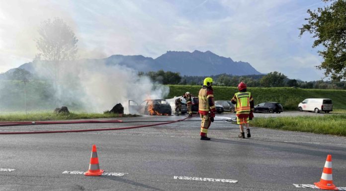Sennwald: Autobrand auf Parkplatz