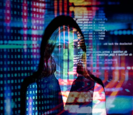 Foto von ThisIsEngineering: https://www.pexels.com/de-de/foto/code-uber-frau-projiziert-3861969/
