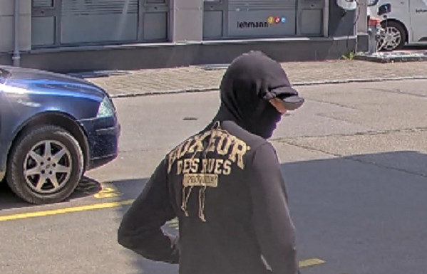 Raub auf Geschäft – Öffentlichkeitsfahndung