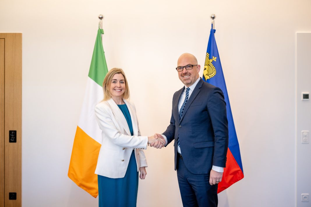 Unterzeichnung DBA mit Irland