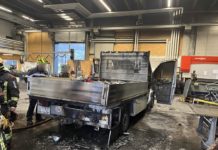 Brand von Lieferwagen in Firmenhalle