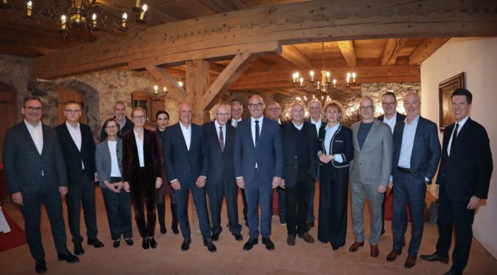 Treffen der Regierung mit den ehemaligen Regierungsmitgliedern