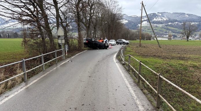 Auto überschlug sich- Fahrerin unverletzt