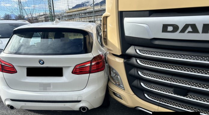 Lastwagen und Personenwagen kollidiert