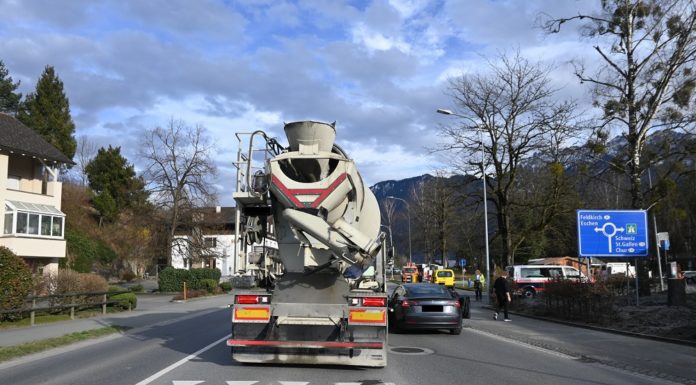 Kollision zwischen Lastwagen und Personenwagen