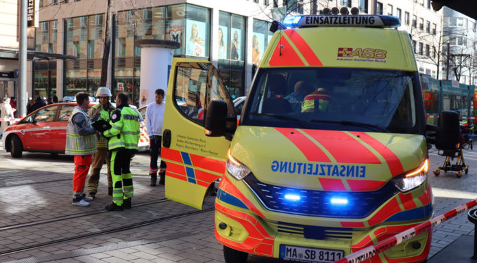 Auto fährt in Menschenmenge – zwei Tote