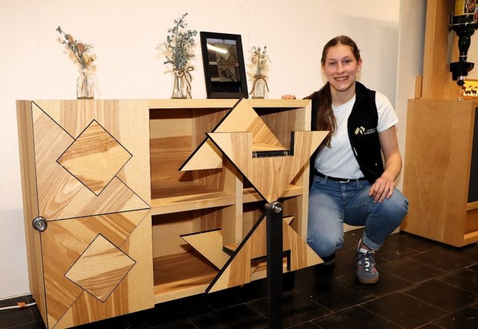 Schreinerin Laura Frick designte Sideboard