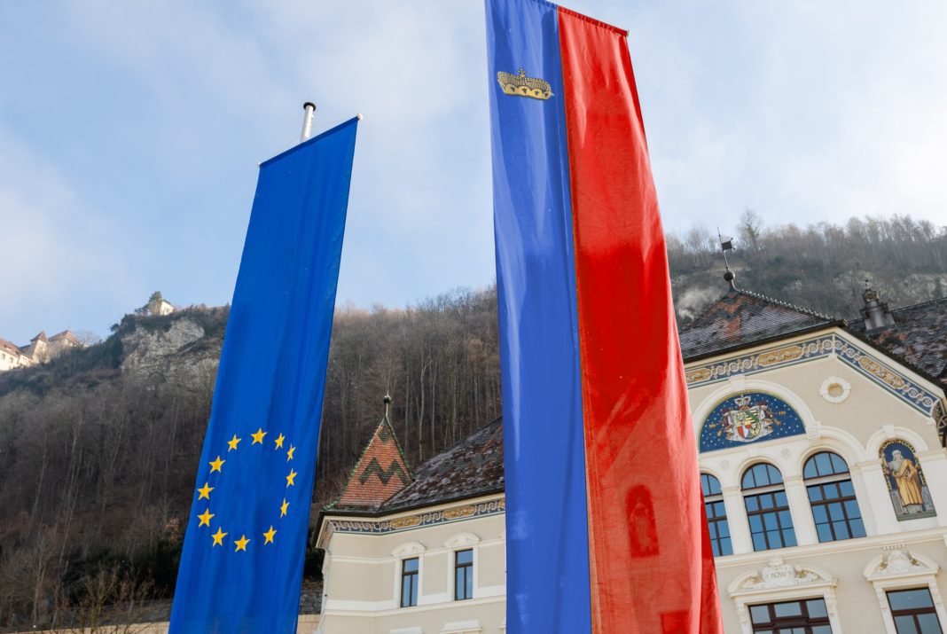 Europa & Liechtenstein Flagge