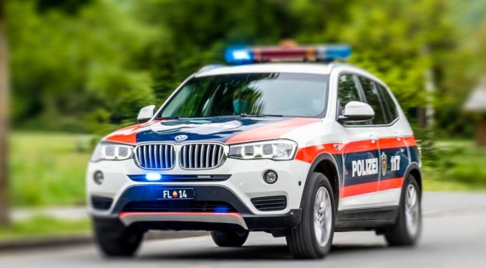 Motorrad ohne Schild, Lift-Notfall und Auto-Fälleler unterwegs