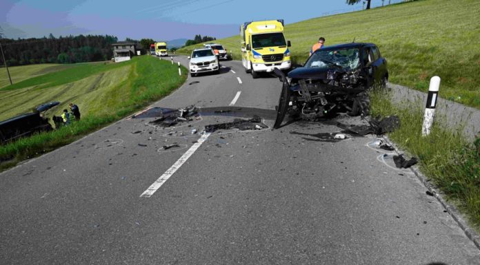 Kirchberg: Frontalkollision zwischen zwei Autos