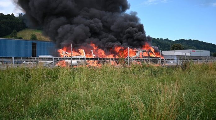 St. Margrethen: Auto und Wohnwagen in Brand geraten